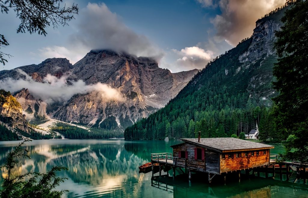 Cabin mountains lake | WECORK